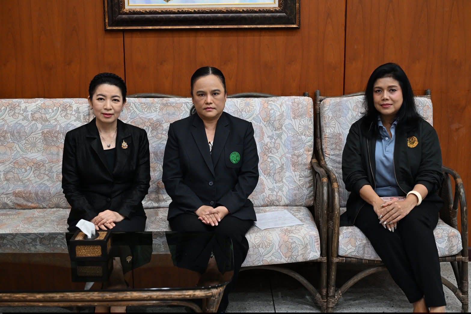title - ผู้ตรวจราชการกระทรวงเกษตรและสหกรณ์ เป็นประธานในพิธีเปิดการอบรมและบรรยายพิเศษ เรื่อง “ นโยบายกระทรวงเกษตรและสหกรณ์” หลักสูตร การเป็นข้าราชการที่ดีสำหรับข้าราชการที่อยู่ระหว่างทดลองปฏิบัติหน้าที่ราชการ รุ่นที่ 53 ณ ห้องประชุมอาคาร 100 ปี ศูนย์ส่งเสริมและพัฒนาอาชีพเสริมนอกภาคการเกษตร
